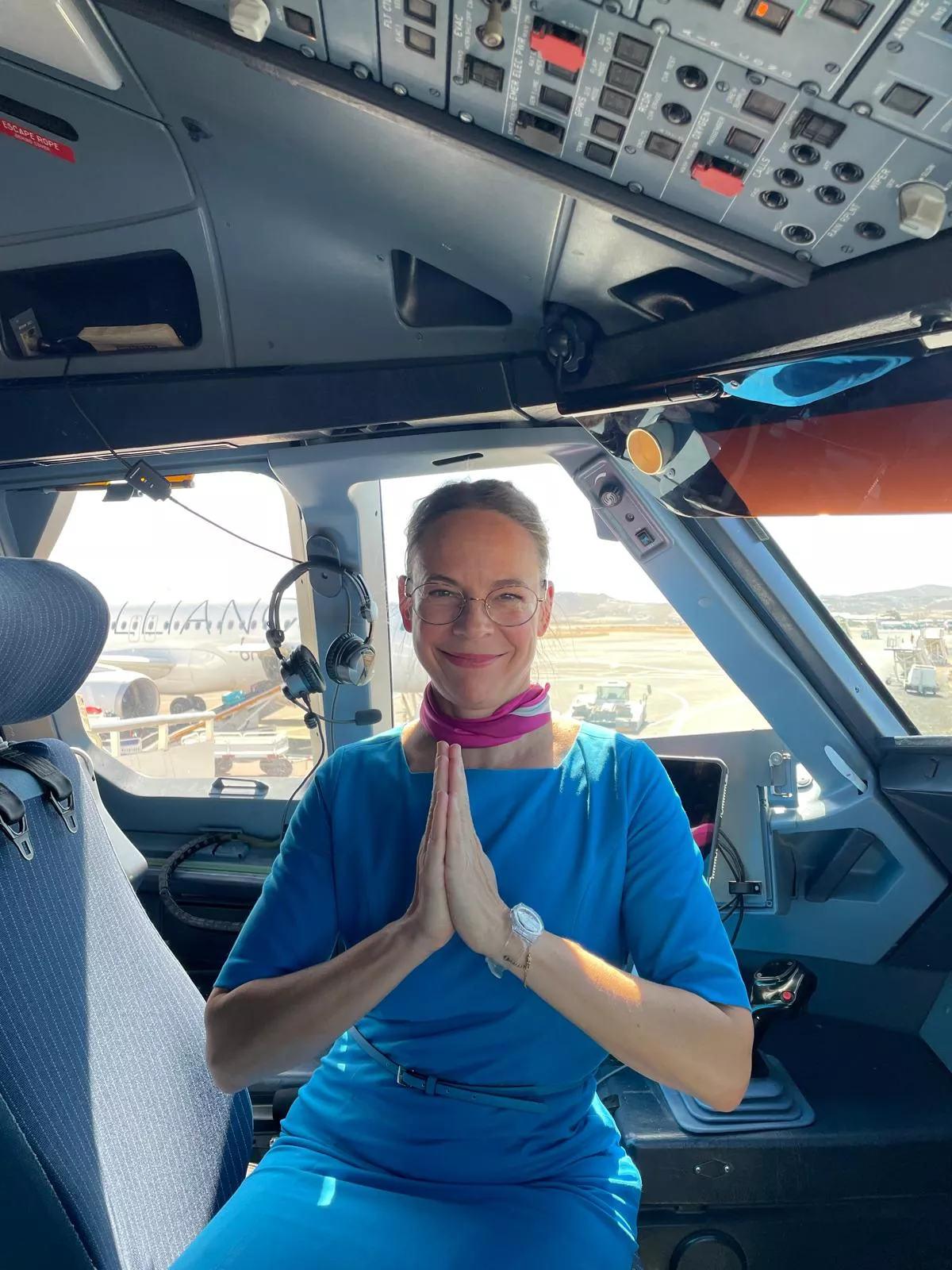 Flight Attendant - Yoga Happy Landing auf der Yoga-Matte